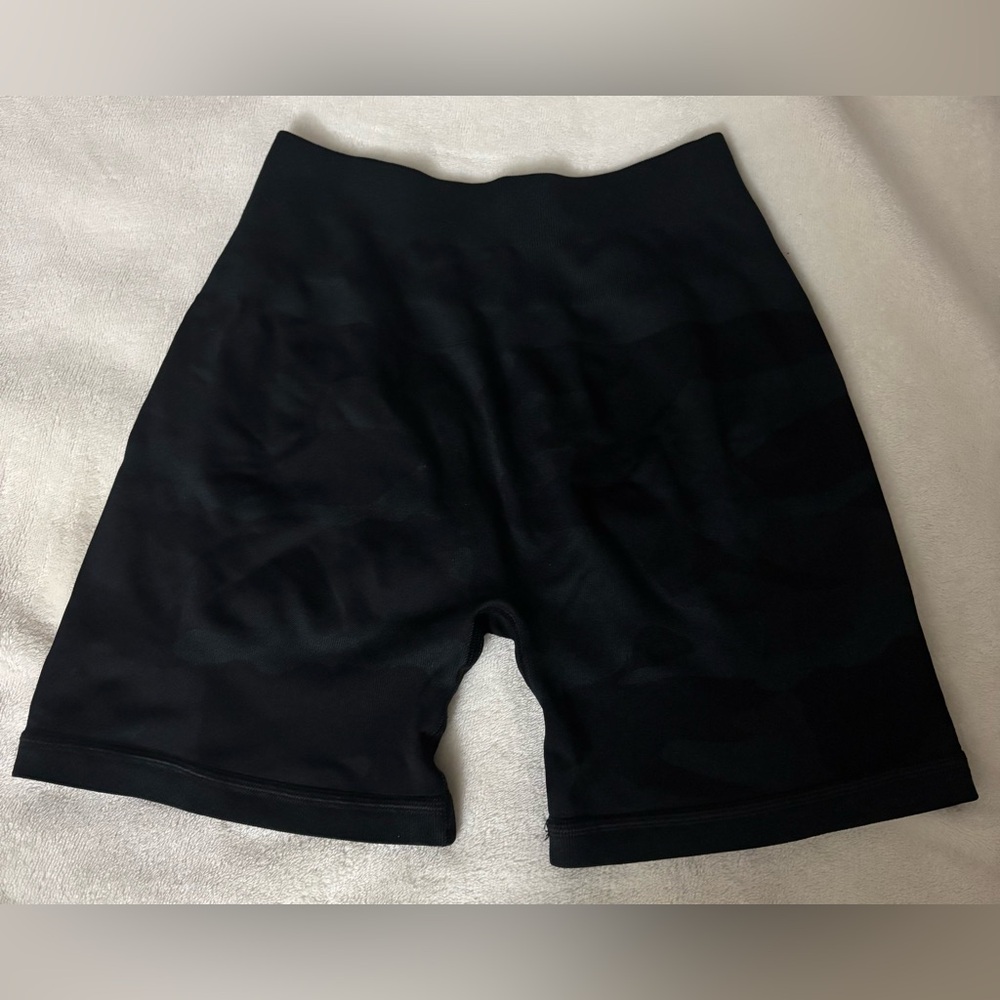 Better Bodies Camo Scrunch Shorts